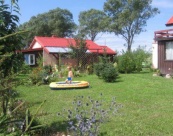 Widok na domek i ogród