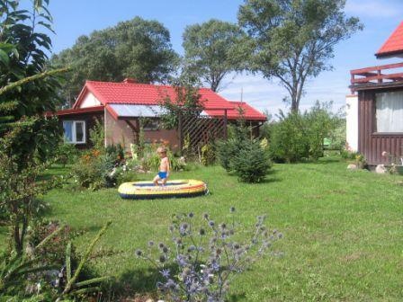 Widok na domek i ogród