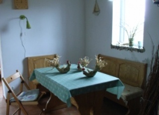 Pomieszczenie ogólne z aneksem kuchennym w samodzielnym domku